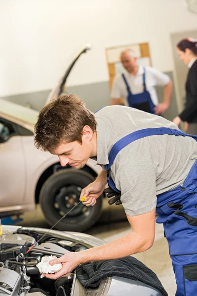 Porträt eines Reparateurs, der Öl überprüft — Stockfoto