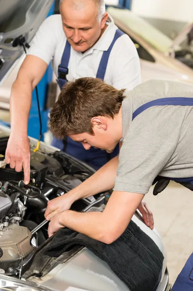 Reparador de coches de mediana edad ayudar a colega — Foto de Stock