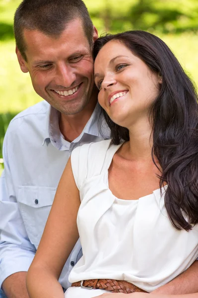 Primer plano retrato de pareja feliz joven — Foto de Stock