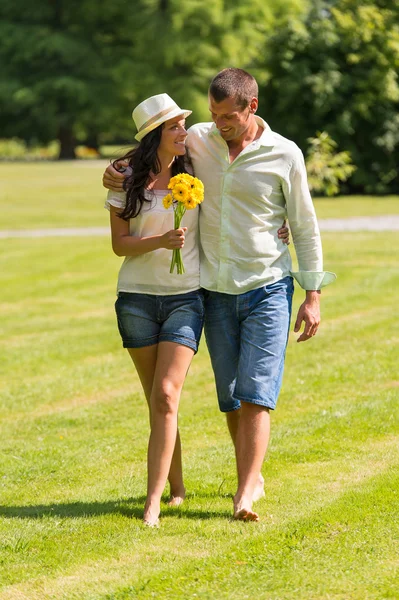 Junges Paar läuft barfuß im Park — Stockfoto