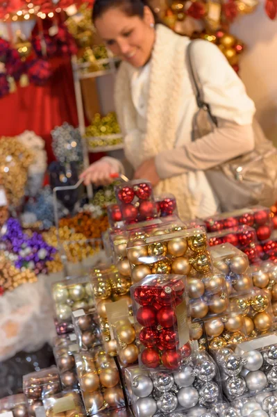 Pile de boules de Noël dans des boîtes en plastique — Photo