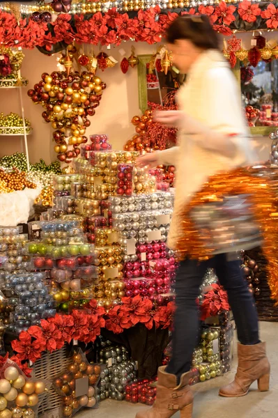 Mulher desfocada comprador compras decorações de Natal — Fotografia de Stock