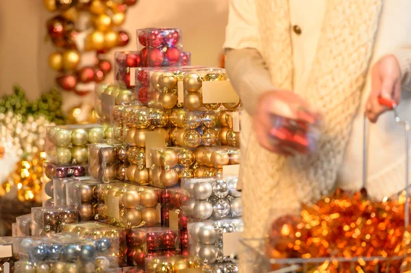 Klant winkelen decoraties kerstballen — Stockfoto