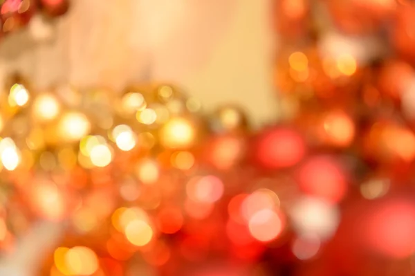 赤とゴールドのクリスマスつまらないものの背景をぼかし — ストック写真