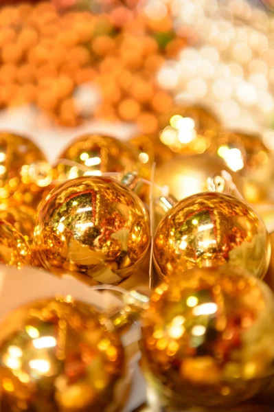闪闪发光的金色圣诞灯泡 — 图库照片