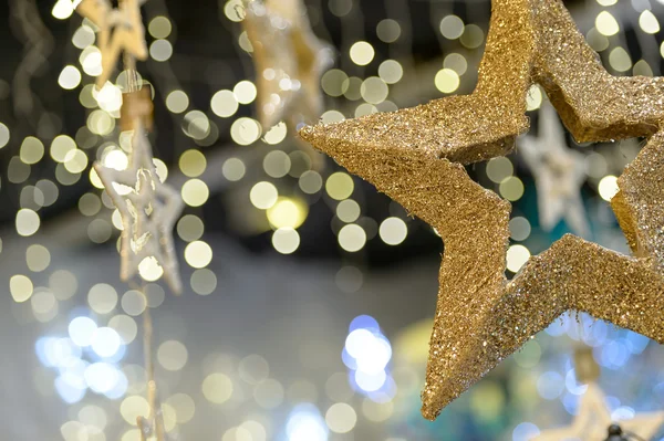 Enfeite de Natal estrela no fundo borrado — Fotografia de Stock