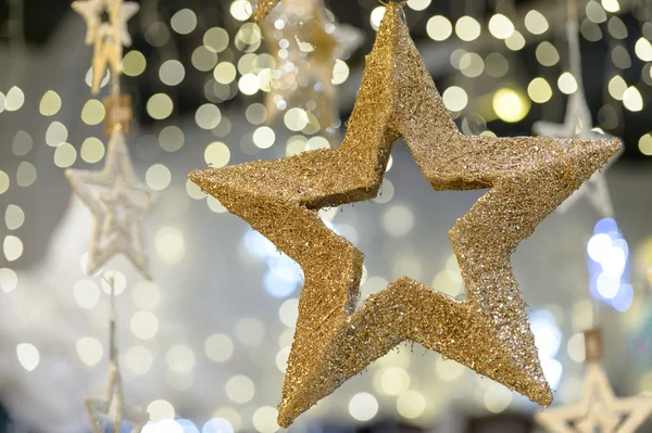 Estrela metálica dourada brilhante decoração de Natal — Fotografia de Stock