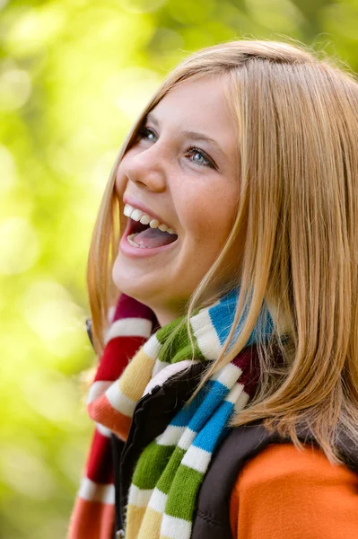 Laughing loira jovem natureza despreocupada outono — Fotografia de Stock