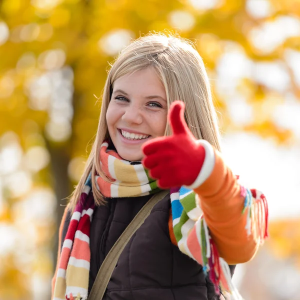 Sonriente otoño adolescente chica pulgares hasta bosque —  Fotos de Stock