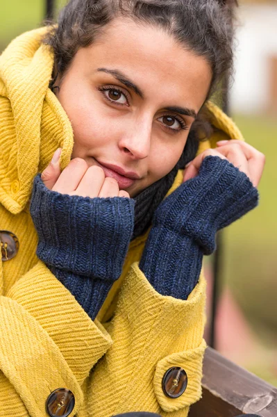 Jonge vrouw portret in gele jas vallen — Stockfoto