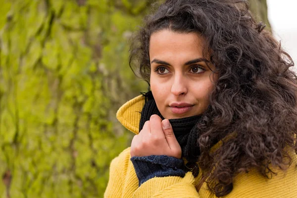 Frau sucht Waldmantel mit Baumstamm — Stockfoto