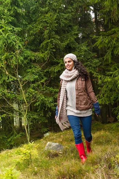 Donna felice che cammina nella foresta autunnale — Foto Stock