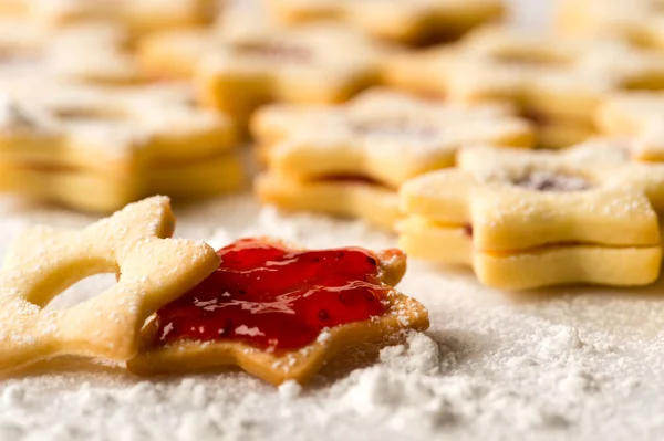 Estrelas de biscoito de Natal com engarrafamento de morango — Fotografia de Stock