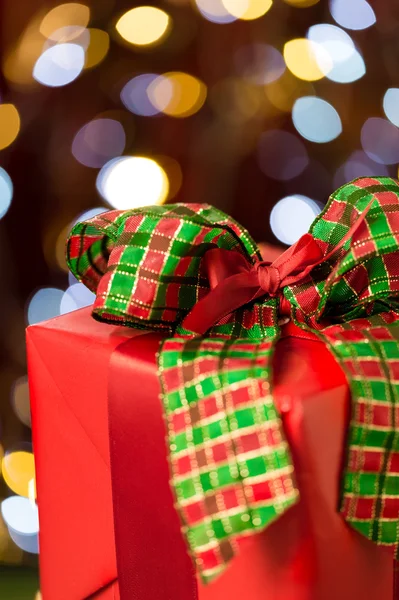 Traditionelles rotes Weihnachtsgeschenk mit Schleife — Stockfoto