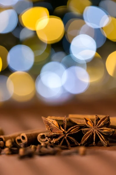 Spezie natalizie chiodi di garofano, anice stellato e cannella — Foto Stock