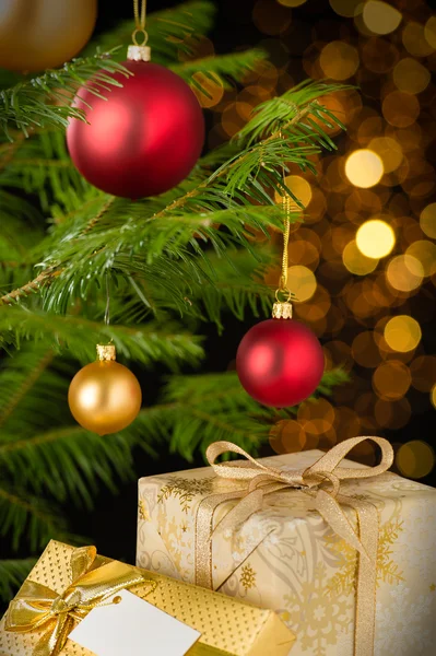 Weihnachtsschmuck, Christbaumkugeln und Geschenke — Stockfoto