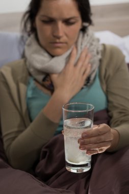 hasta bir kadın soğuk algınlığı ilacı içecek hazırlama