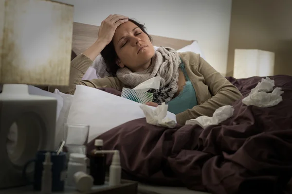 Sick woman in bed suffering flu headache — Stock Photo, Image