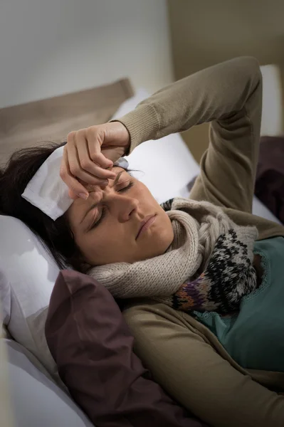 Junge kranke Frau mit hohem Fieber — Stockfoto