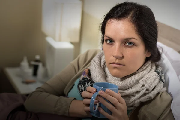 Vrouw met koude zere keel het drinken van thee — Stockfoto