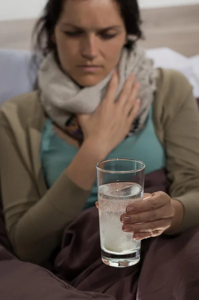 Zieke vrouw voorbereiding koud geneeskunde te drinken — Stockfoto