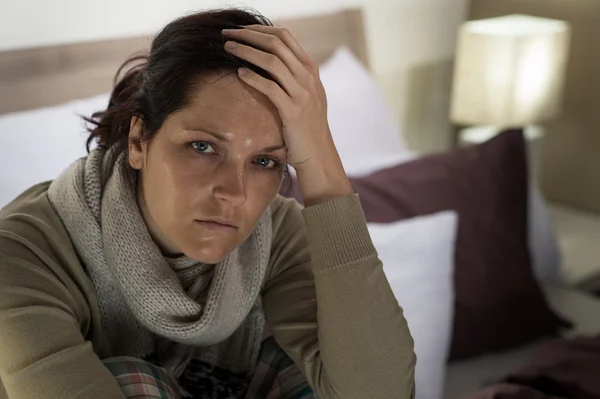 Mujer con fiebre y dolor de cabeza —  Fotos de Stock