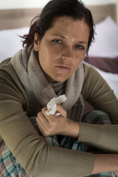 Frau mit Fieber und Schwitzen — Stockfoto