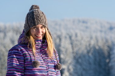 kar genç kadın portre kış dağlar