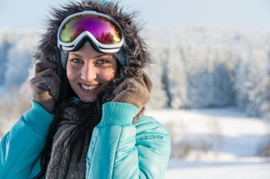 genç kadın gri kürk kar kış