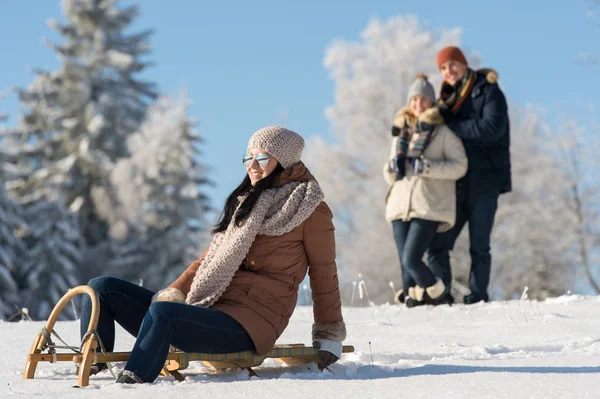 Vänner njuta av solig vinterdag på släde — Stockfoto