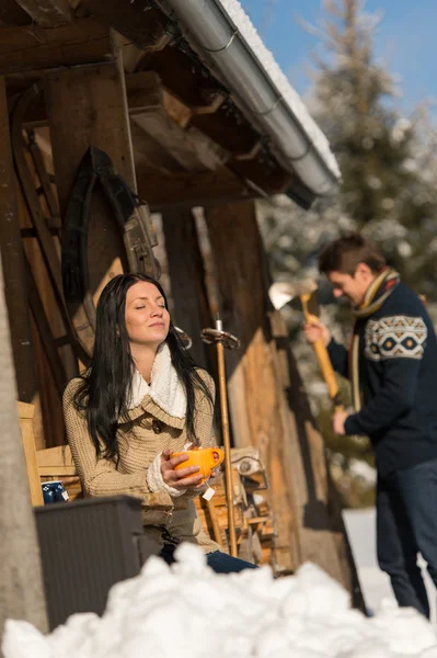 Jeune couple sur montagne hiver chalet neige — Photo