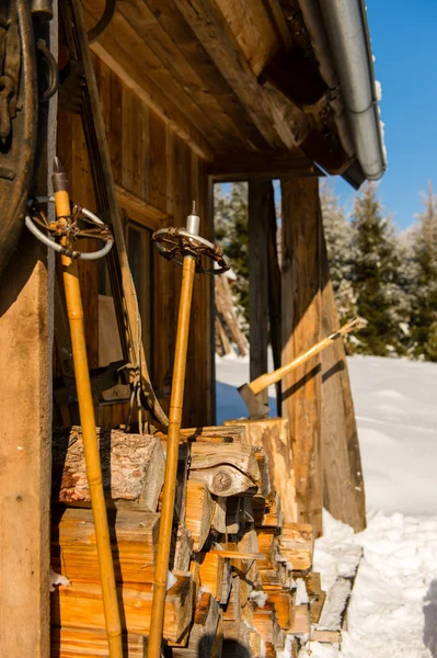 Domek Zimą śnieg z zewnątrz kijki narciarskie — Zdjęcie stockowe