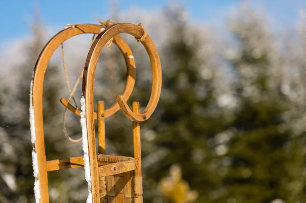 Primer plano del trineo de madera de pie nieve invierno — Foto de Stock