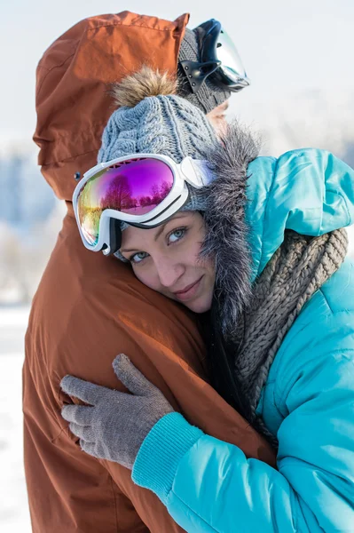 Jovem casal abraçando inverno neve de esqui rural — Fotografia de Stock