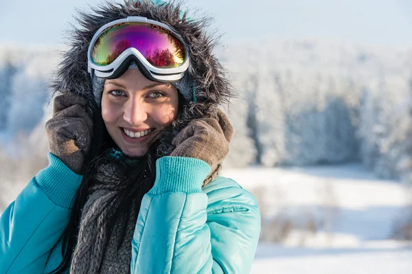 冬の雪の灰色の毛皮で若い女性 — ストック写真