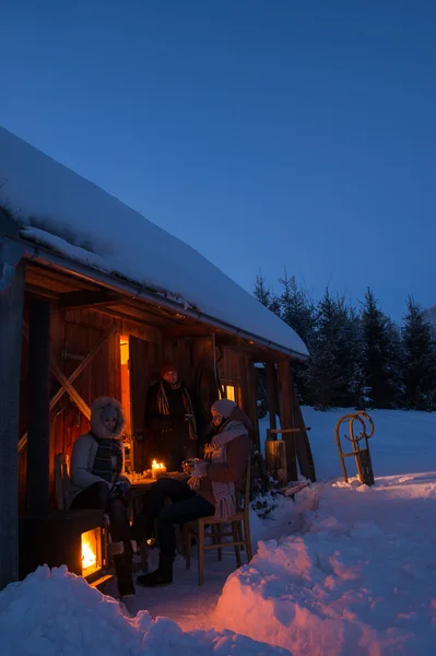 Sunset winter cottage friends enjoying evening — Stock Photo, Image