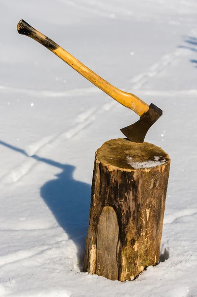 AX v zimě sníh špalky dřeva Stock Fotografie