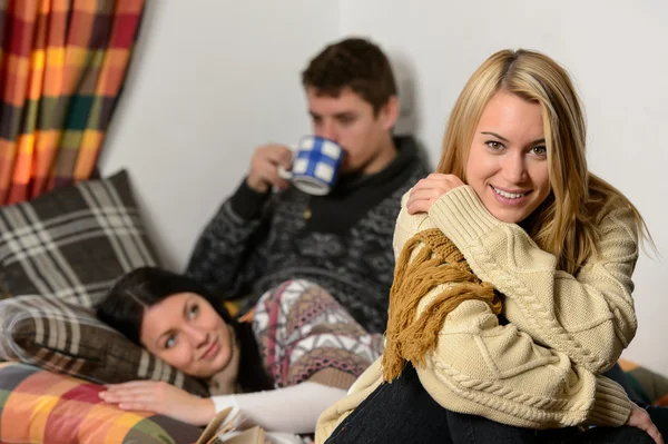 Young friends spend winter holiday cozy cottage — Stock Photo, Image