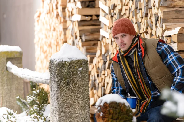 Jovem bonito homem posando inverno moda madeira — Fotografia de Stock