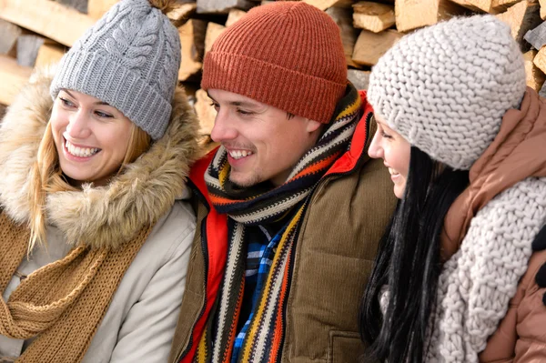 Trois amis riant hiver vêtements de plein air — Photo