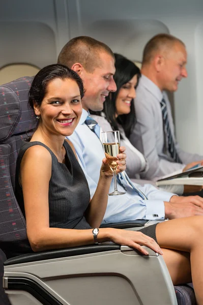 年轻女商人享受飞行玻璃香槟 — 图库照片