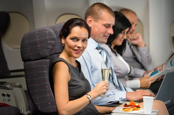 Viajes de negocios en avión mujer disfrutar de refresco — Foto de Stock