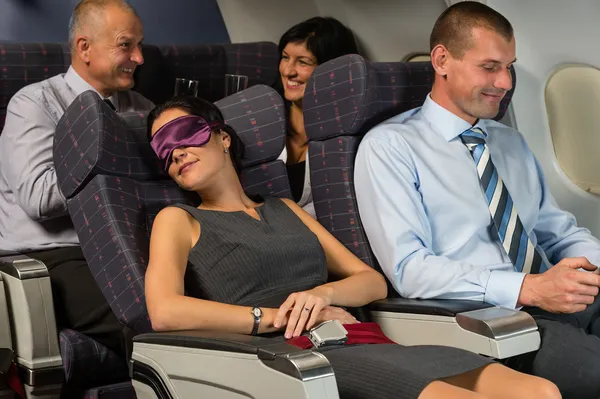 Zakelijke vrouw slapen tijdens de vlucht vliegtuig cabine — Stockfoto