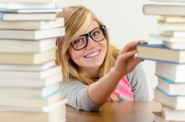 Öğrenci kız almak kitap yığın gülümseyen