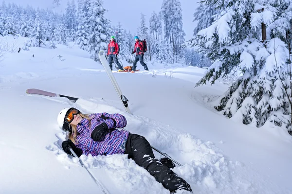 在等待救援的事故发生后受伤的滑雪者 — 图库照片