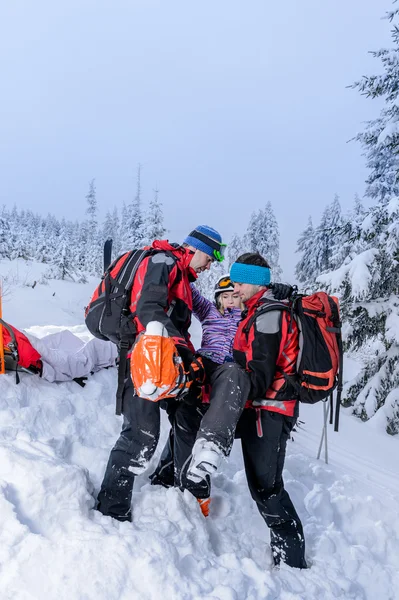 Ski patrol nést zraněná žena lyžař nosítka — Stock fotografie