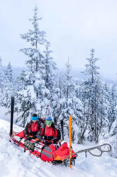 Patrouille de ski avec traîneau de sauvetage femme blessée — Photo