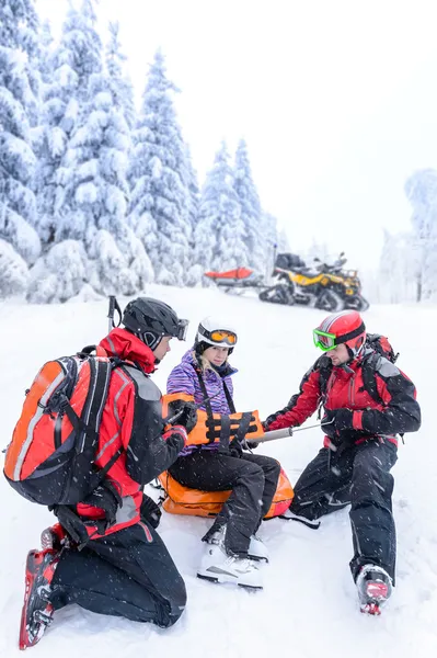 Ski patrol tým záchranné žena zlomená ruka — Stock fotografie