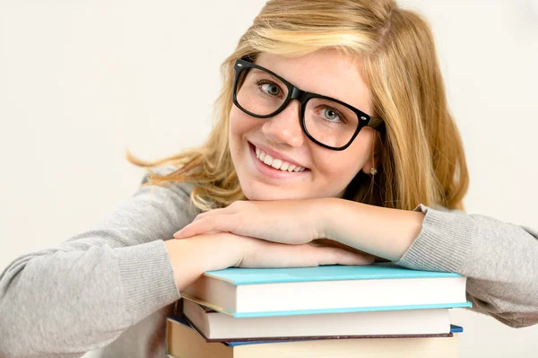 Щаслива студентка дівчини зі стопкою книг — стокове фото