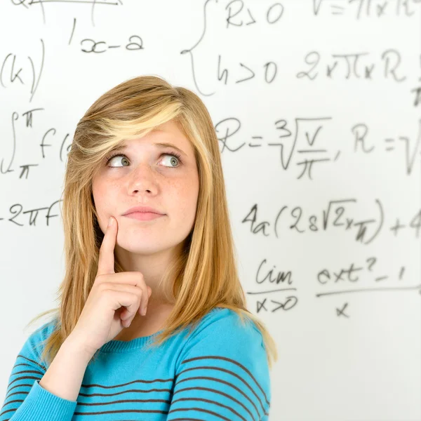 Pensando estudiante adolescente matemáticas tablero — Foto de Stock